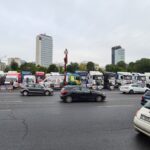 Piaţa Victoriei e plină de tiruri. Transportatorii au ieşit la protest (Foto & Video)