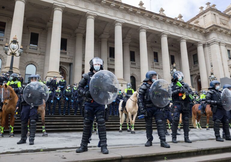 Poliţia a tras cu gloanţe de cauciuc împotriva antivacciniştilor, la Melbourne (Foto& Video)
