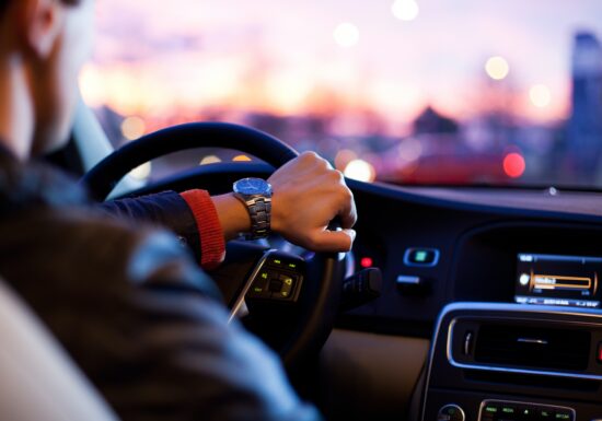 Derularea kilometrajelor îi costă scump pe șoferii români. Cumpărătorii plătesc cu aproape 20% peste valoarea reală a mașinii