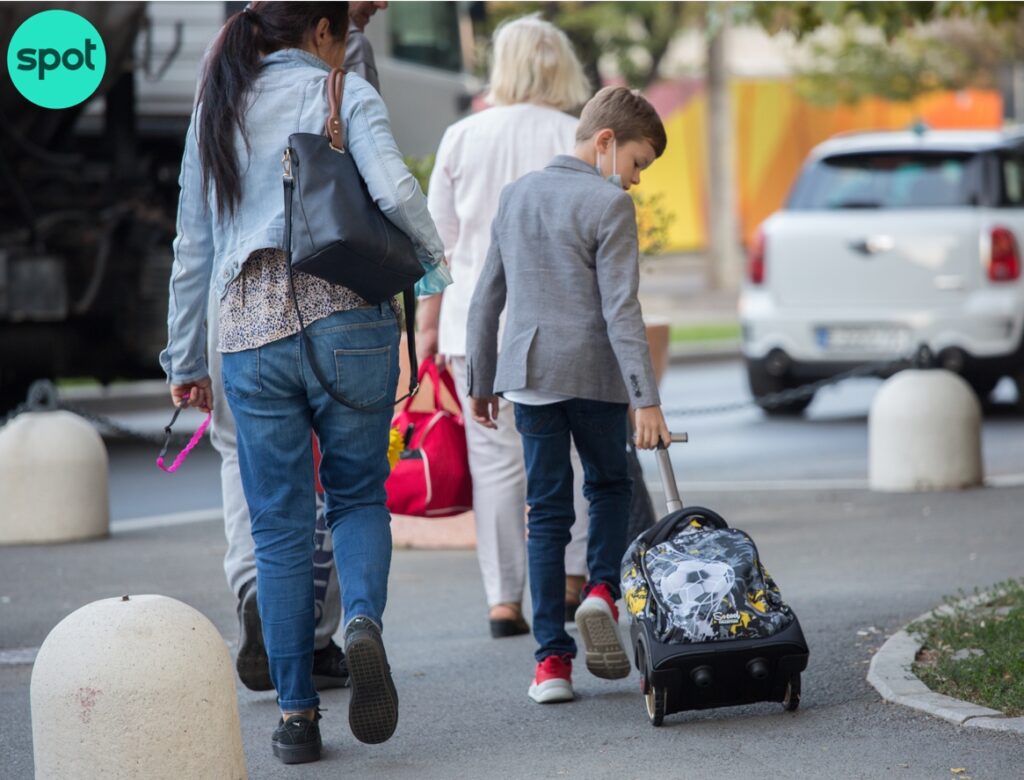 Cât îi costă pe părinți începutul anului școlar. Un coș complet poate trece de 3.000 de lei