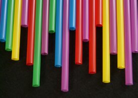 Legea anti-plastic: Mai bine pentru mediu, mai provocator pentru firme (Analiză Deloitte)