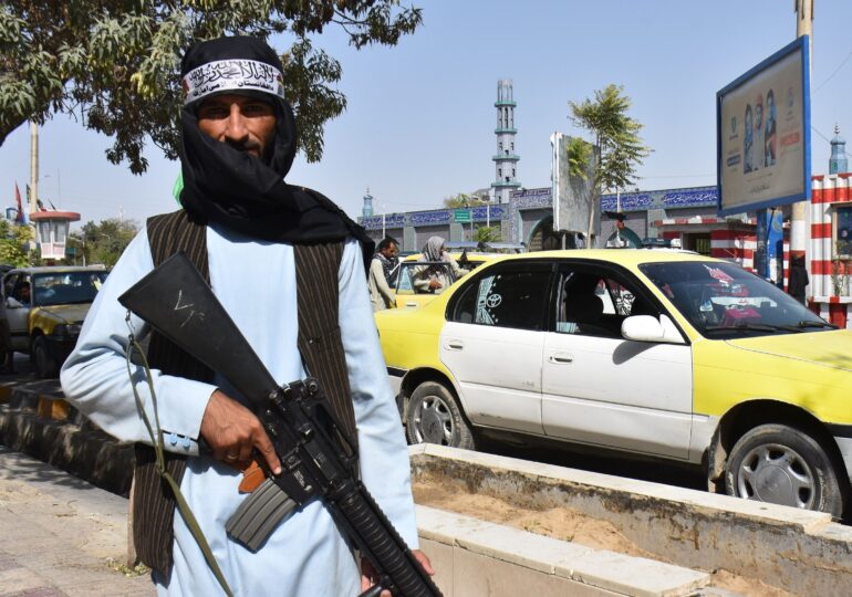 1.000 de oameni aşteaptă undă verde de la talibani să poată pleca din Afganistan. Un republican spune că sunt ostatici
