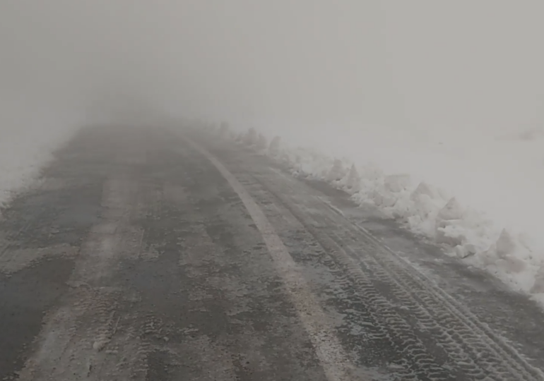A nins la munte. Zăpadă de 10 centimetri în Munții Făgăraș (Video)
