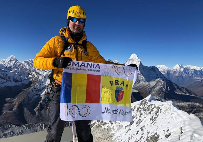 Un poliţist român a cucerit un vârf tehnic de peste 6.000 de metri din Himalaya