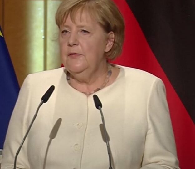 Angela Merkel, emoţionată până la lacrimi, a cerut germanilor unitate și toleranță (Video)