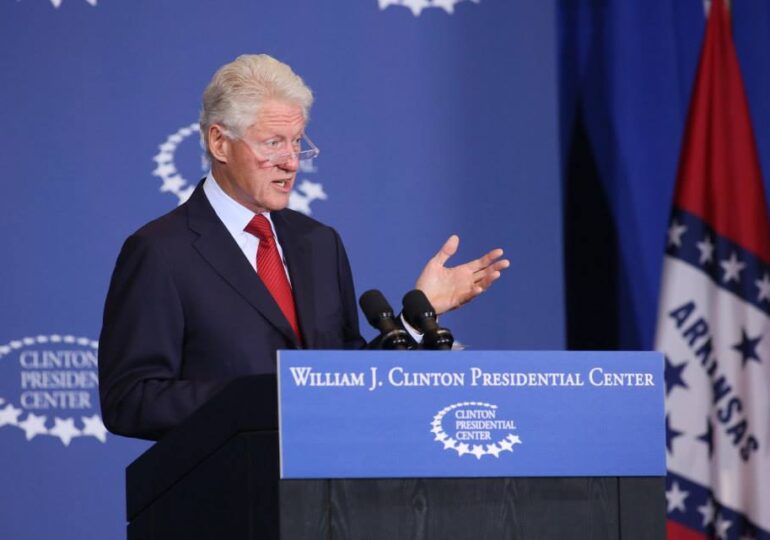 Bill Clinton a fost internat la Terapie Intensivă
