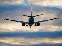 Imagini șocante: plafonul unui Boeing 737 s-a prăbușit peste pasageri după o aterizare de urgență