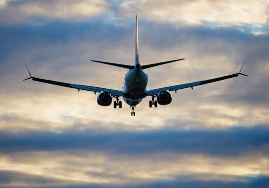 Imagini șocante: plafonul unui Boeing 737 s-a prăbușit peste pasageri după o aterizare de urgență