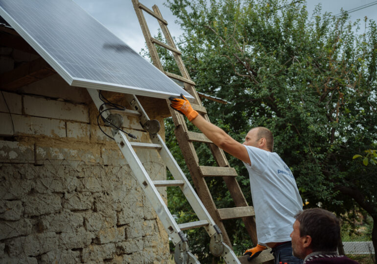 ENGIE ajută cu panouri solare zeci de familii nevoiașe, care vor avea astfel pentru prima dată curent electric
