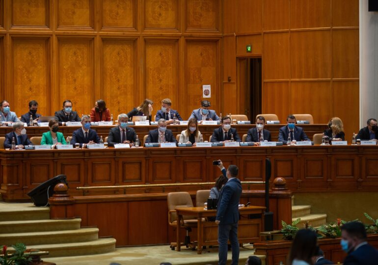 Guvernul Cioloş a picat cu un scor zdrobitor. Filmul zilei în Parlament (Foto&video)