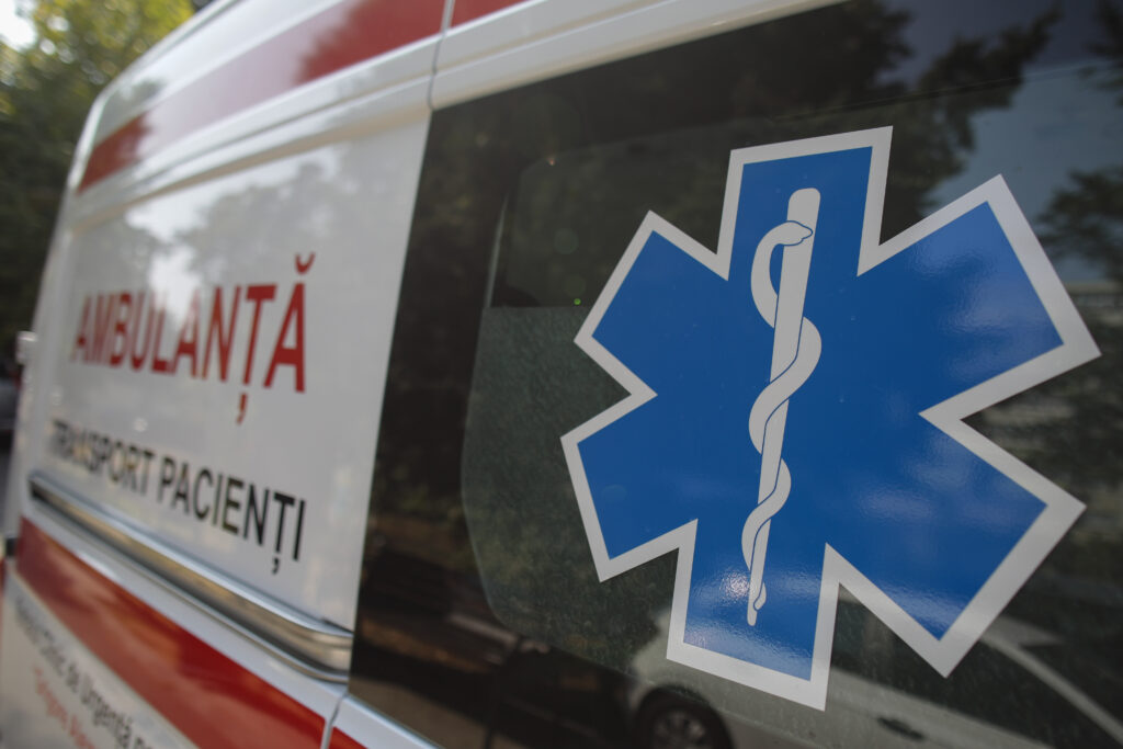Anchetă după ce un elev a murit la școală. Ambulanța cu medic a ajuns după 2 ore, deși era disponibilă UPDATE