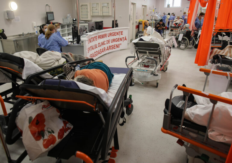 Reuters: Radiografia unui sistem medical zdrobit de pandemie. Cazul România