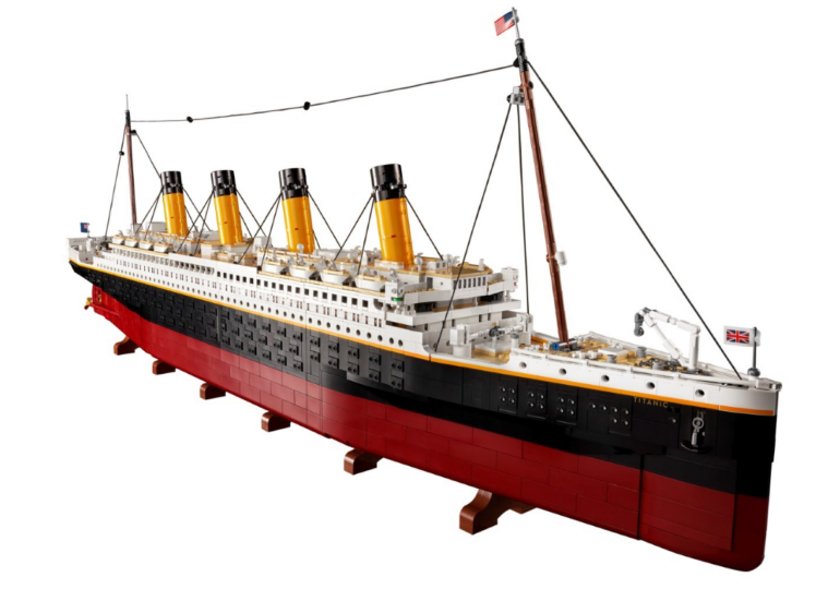 LEGO a creat o replică a Titanicului de 1,3 metri lungime, făcută din 9.090 de piese