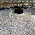 Restricțiile au fost eliminate în Marea Moschee din Mecca. Credincioșii s-au rugat umăr lângă umăr (Foto & Video)