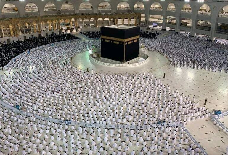 Restricțiile au fost eliminate în Marea Moschee din Mecca. Credincioșii s-au rugat umăr lângă umăr (Foto & Video)