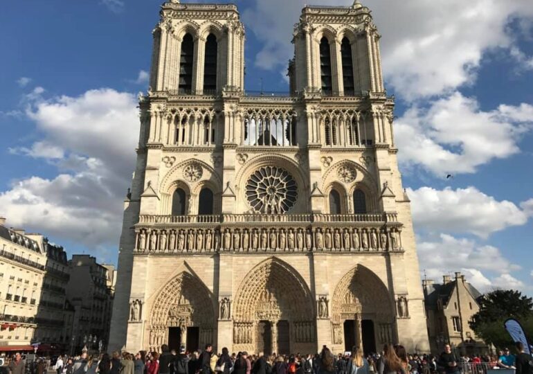 Un pilot suspectat că intenţiona să se prăbuşească cu avionul peste Notre-Dame a fost arestat la Paris