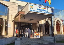 Primăria Hunedoara a scos un birou în aer liber pentru nevaccinaţi