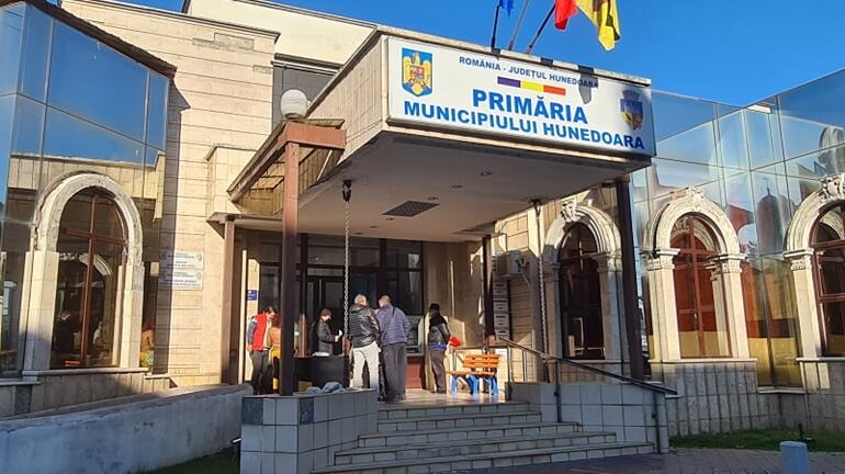 Primăria Hunedoara a scos un birou în aer liber pentru nevaccinaţi