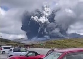 Vulcanul Aso din Japonia a erupt. Norii de cenusă s-au ridicat până la 3.500 de metri  (Video)