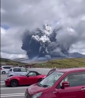 Vulcanul Aso din Japonia a erupt. Norii de cenusă s-au ridicat până la 3.500 de metri  (Video)