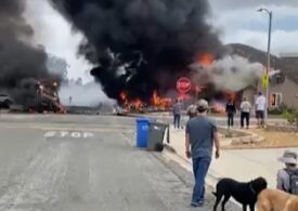 Un avion s-a prăbușit peste mai multe case, în San Diego: Doi oameni au murit (Video)