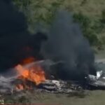 Un avion cu 21 de persoane la bord s-a prăbuşit în Texas. A ars tot, dar pasagerii au supraviețuit (Video)