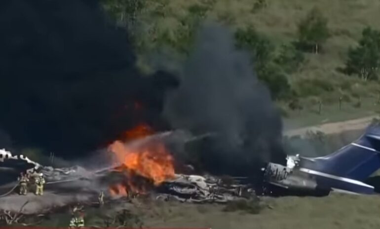 Un avion cu 21 de persoane la bord s-a prăbuşit în Texas. A ars tot, dar pasagerii au supraviețuit (Video)