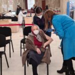 O femeie din București în vârstă de 105 ani și-a făcut azi a treia doză de vaccin (Foto)