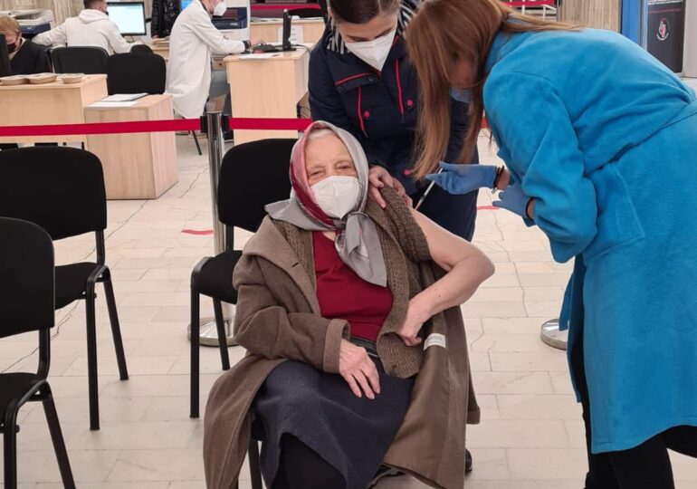 O femeie din București în vârstă de 105 ani și-a făcut azi a treia doză de vaccin (Foto)