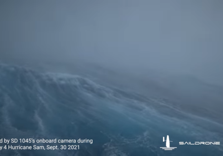 Un robot a filmat valurile gigantice din ”ochiul” unui uragan (Video)