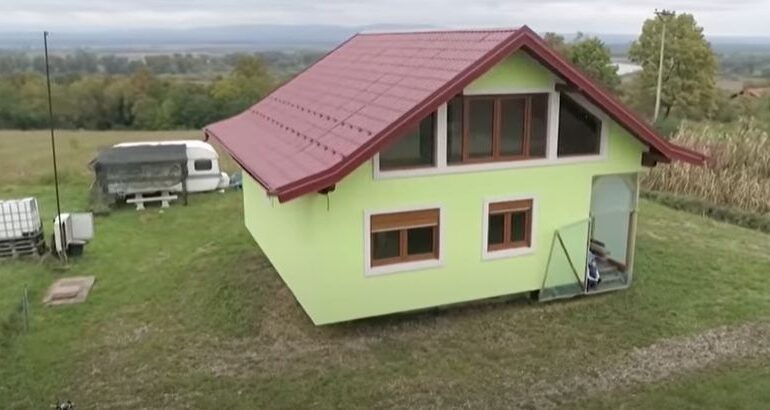 Exasperat de soție, un bărbat i-a construit o casă care se rotește (Video)