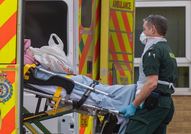 Două trenuri s-au ciocnit în Marea Britanie: Cel puțin 12 răniți, 50 de pompieri la fața locului