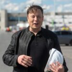Elon Musk la fabrică