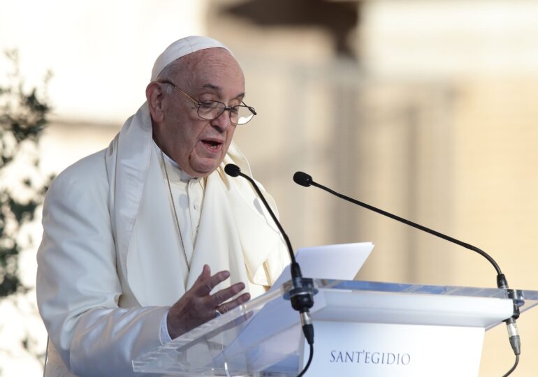 Papa Francisc susține salariul universal și reducerea zilei de lucru
