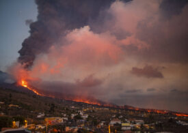Vulcanul din La Palma erupe în continuare și aruncă în aer blocuri uriașe de lavă (Video)