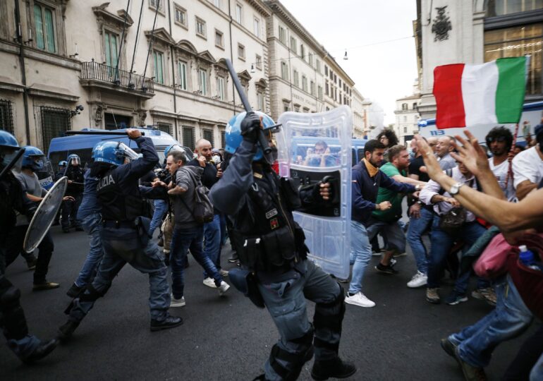 Proteste violente la Roma față de certificatul de vaccinare. Liderii au fost arestați (Galerie foto)