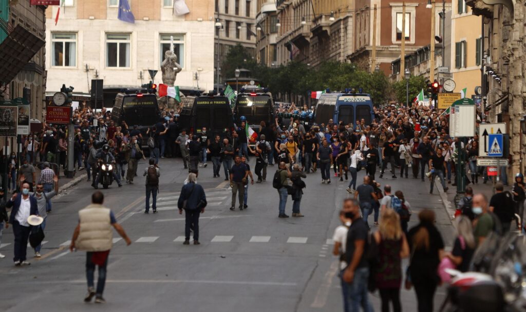 Clash between protesters and police in Rome