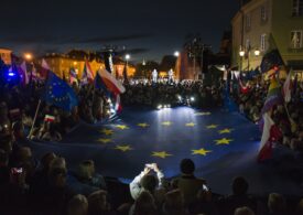 Polonezii au ieşit în stradă, în peste 100 de orase, de teamă că Guvernul vrea să scoată țara din UE. Deja e popular termenul ”Polexit”