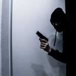 Jaf ca în filme la Brăila: Hoțul a fost surprins de victimă, dar a amenințat-o cu un pistol de jucărie și-a fugit