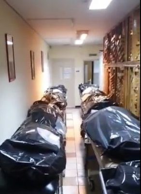 La Spitalul Universitar din București, nu mai e loc la morgă. Zeci de saci negri sunt înșirați pe holuri