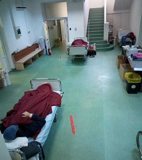 Imagini dramatice la Marius Nasta: Bolnavi Covid în paturi pe holurile spitalului, capacitatea de tratare a  fost depășită, oxigenul e insuficient (Galerie foto)