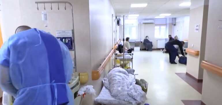 Reportaj Le Figaro: Într-un spital din România pacienţii sunt ţinuţi pe holuri (Video)
