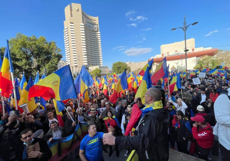 Mii de oameni au protestat în București, față de restricții, în ziua în care am avut record absolut de noi cazuri de Covid. Nu au purtat mască și nu au respectat distanțarea (Video)