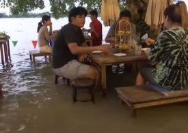 Inundațiile au adus succes peste noapte unui restaurant. Turiștii iau masa cu picioarele în apă (Video)