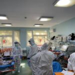 Pandemia, prin ochii medicilor: ”Am lucrat 25 de ani în Reanimare, dar nu am mai trecut niciodată prin așa ceva. Din spital se vedea valul acesta venind, ca un tsunami”