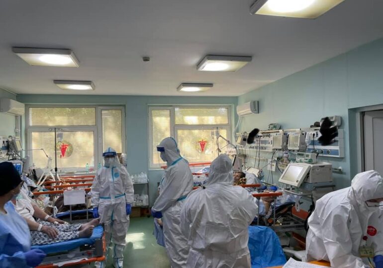 Medicii din București transmit românilor un "strigăt de disperare" şi îi roagă să se vaccineze: Ne mor pacienţi tineri, ajung copii în secţiile de ATI
