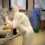 Pandemia, prin ochii medicilor: Ne apropiem de limită. Dacă o trecem, colegii mei vor fi puși în situația să aleagă pe cine tratează la ATI