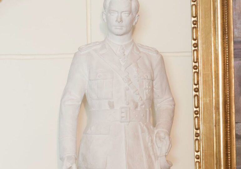 O statuie a regelui Mihai I în mărime naturală va fi dezvelită la Sinaia