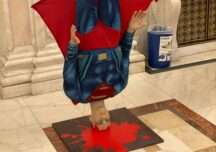 În ziua moţiunii, PSD a adus în Parlament un Superman căzut în cap (Foto)