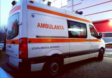 O ambulanță care ducea la spital un adolescent înjunghiat a fost oprită în centrul Ploieștiului și pusă să ocolească din cauza zilelor orașului. Strada nu era ocupată (Video)